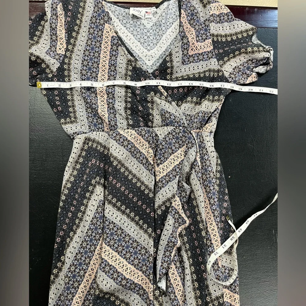 Jody wrap-style dress size medium - Picture 8 of 9